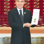 Türkmenistanyň Prezidenti «Türkmenistanyň Hormatly il ýaşulusy» diýen hormatly ady dakmak hakynda Permana gol çekdi